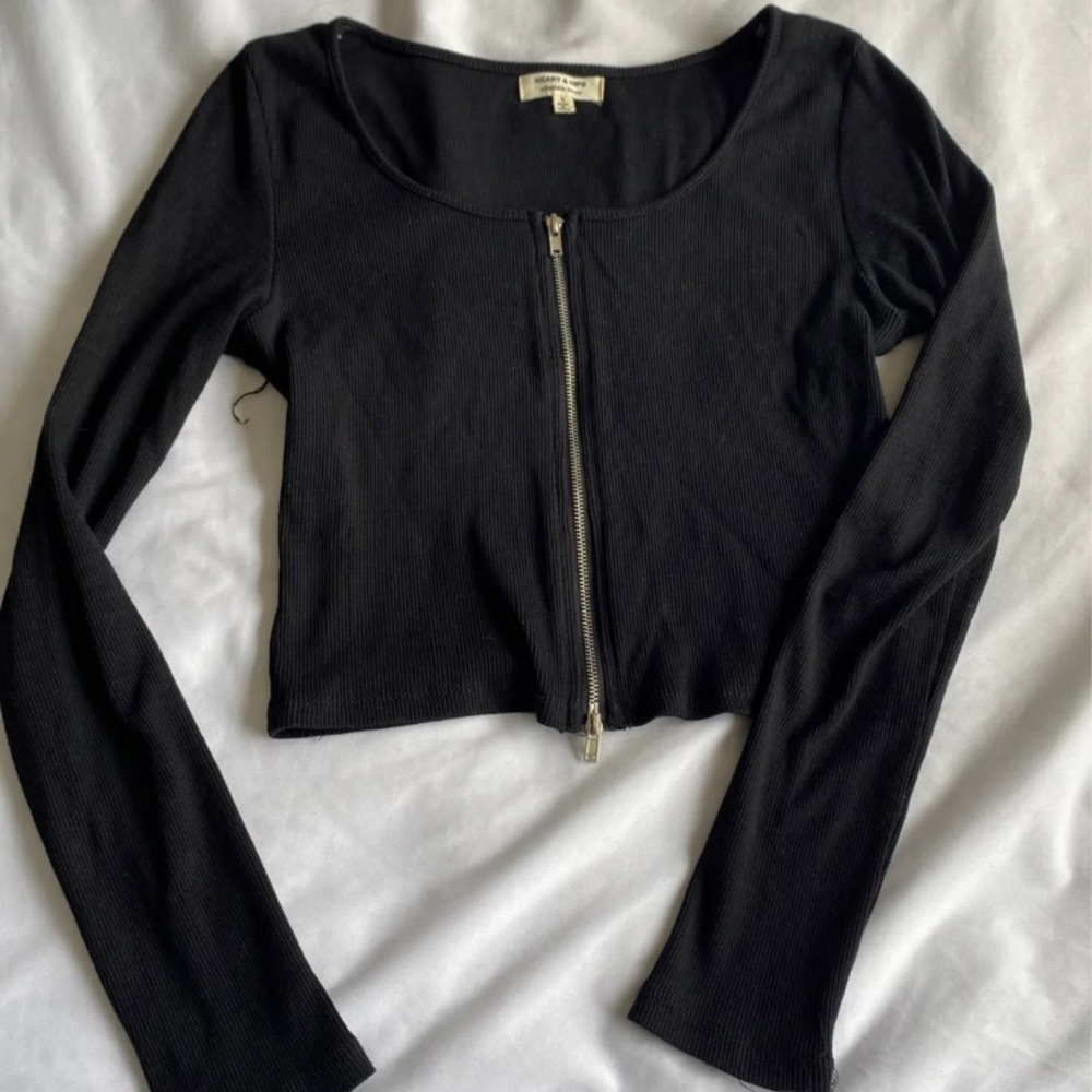 Black zip crop top full sleeve